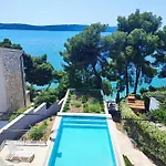 Penava, Private Beach, Pool And 7min To Lägenhet Trogir