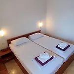 Penava, Private Beach, Pool And 7min To Lägenhet *