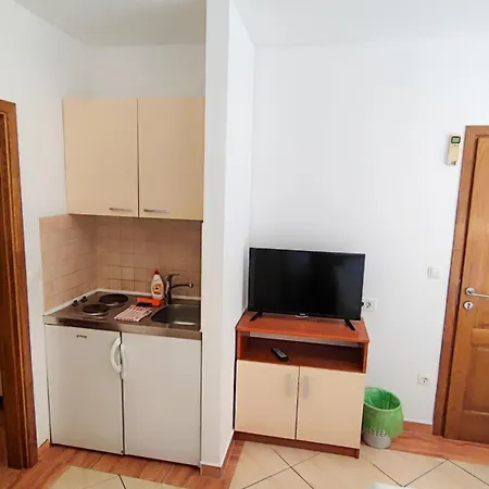 Penava, Private Beach, Pool And 7min To Apartment