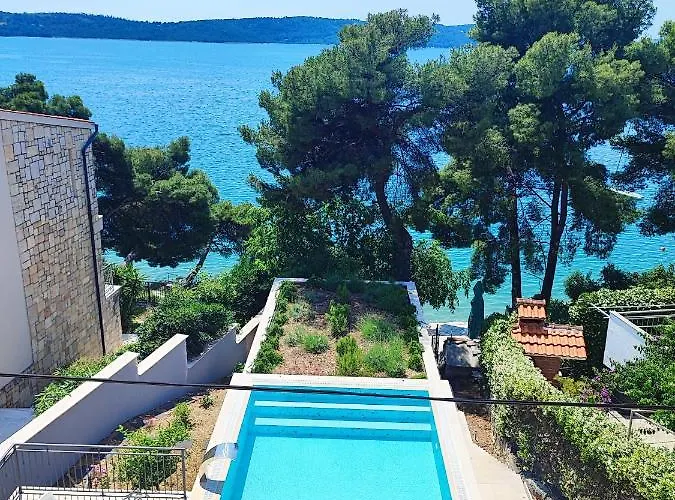 Penava, Private Beach, Pool And 7min To Apartmán Trogir