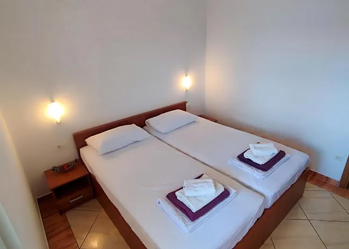 Penava, Private Beach, Pool And 7min To Apartmán *