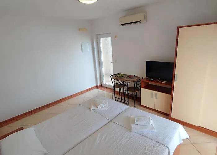 Penava, Private Beach, Pool And 7min To Apartmán