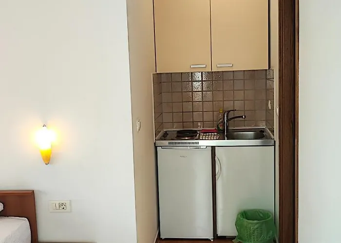 Penava, Private Beach, Pool And 7min To Apartmán Trogir