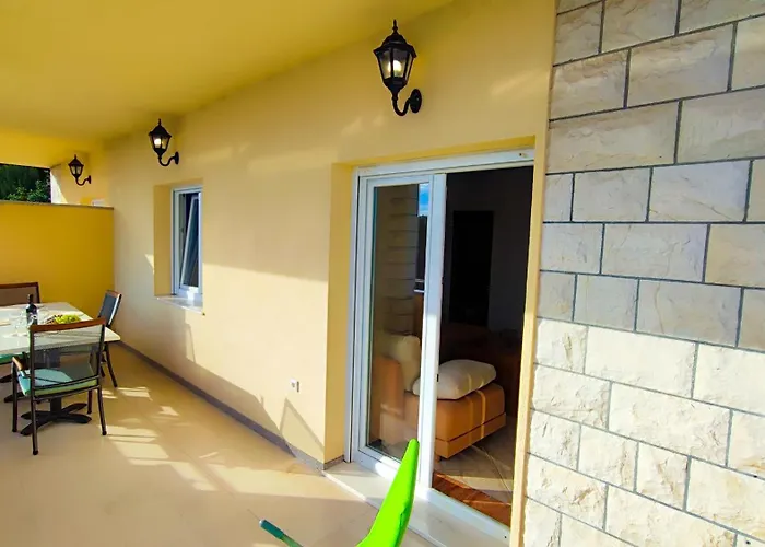 Penava, Private Beach, Pool And 7min To Apartmán Trogir