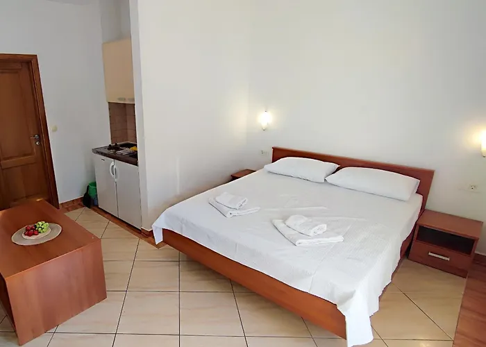 Penava, Private Beach, Pool And 7min To Apartmán Trogir