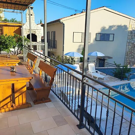 Apartment Penava, Private Beach, Pool And 7min To Trogir