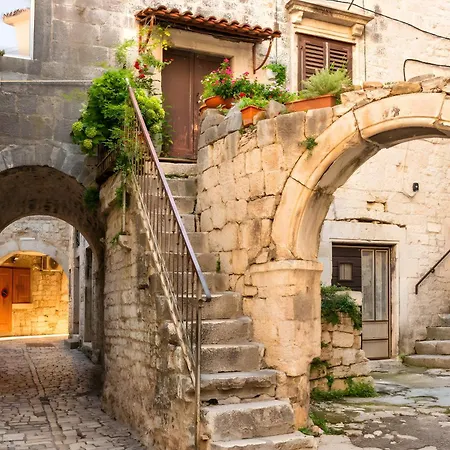 Apartment Penava, Private Beach, Pool And 7min To Trogir