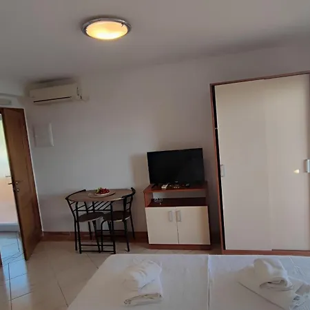 Penava, Private Beach, Pool And 7min To Trogir