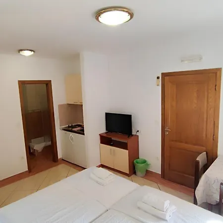 Penava, Private Beach, Pool And 7min To Apartment