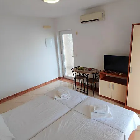 Penava, Private Beach, Pool And 7min To Apartment