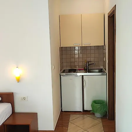 Penava, Private Beach, Pool And 7min To Daire Trogir