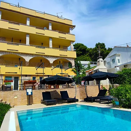 Apartment Penava, Private Beach, Pool And 7min To Trogir