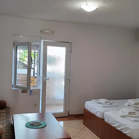 Penava, Private Beach, Pool And 7min To Apartment