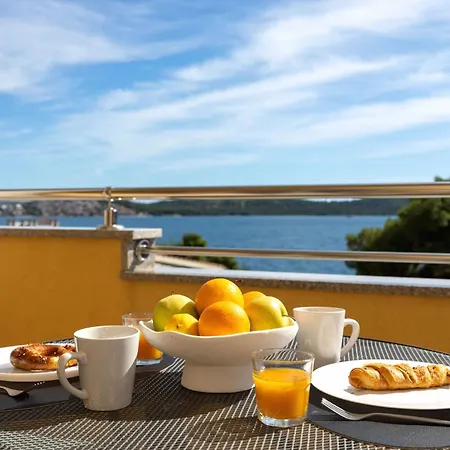 Penava, Private Beach, Pool And 7min To Apartman