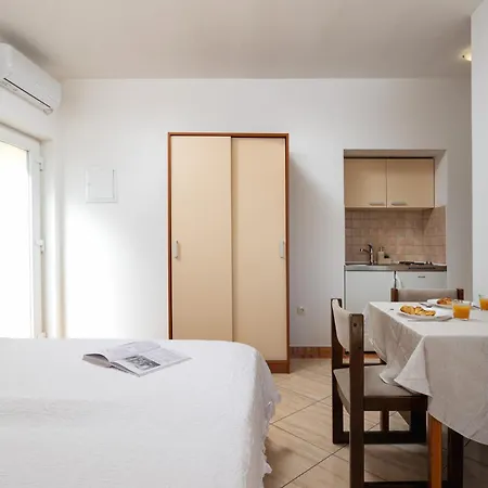 Penava, Private Beach, Pool And 7min To Apartman Trogir