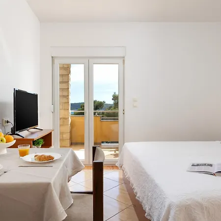 Penava, Private Beach, Pool And 7min To Apartman *