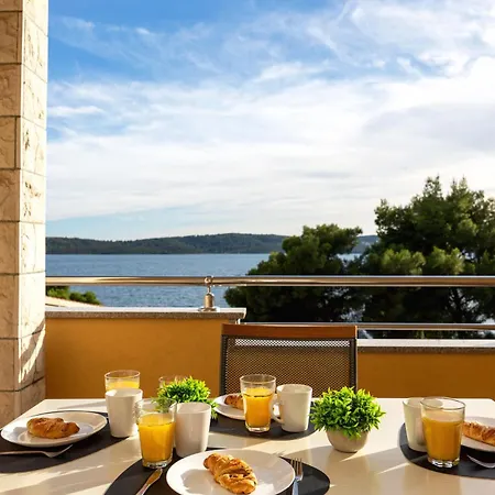 Penava, Private Beach, Pool And 7min To Apartman *