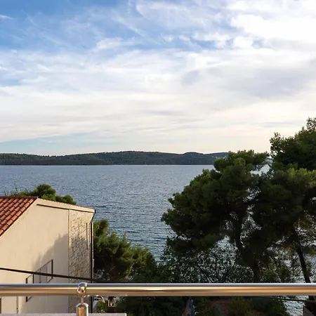 Apartman Penava, Private Beach, Pool And 7min To