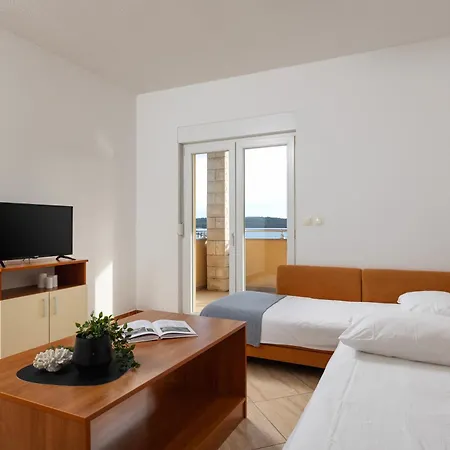 Penava, Private Beach, Pool And 7min To Apartman *