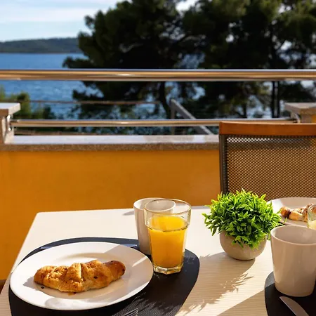 Penava, Private Beach, Pool And 7min To Trogir