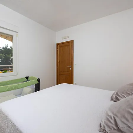 Penava, Private Beach, Pool And 7min To Apartment