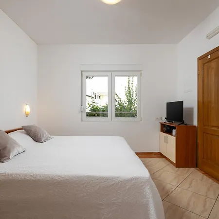 Apartman Penava, Private Beach, Pool And 7min To