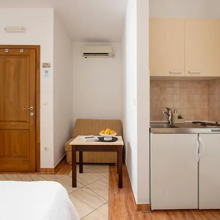 Penava, Private Beach, Pool And 7min To Apartman *
