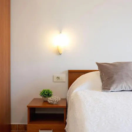 Penava, Private Beach, Pool And 7min To Trogir