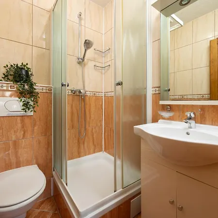 Penava, Private Beach, Pool And 7min To Apartment