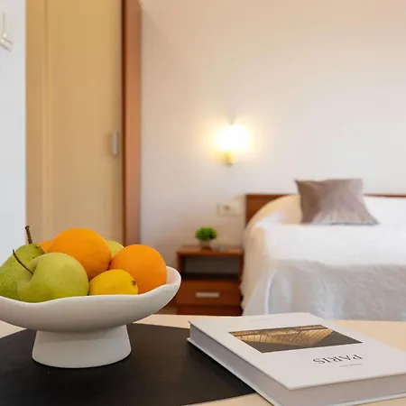 Penava, Private Beach, Pool And 7min To Apartman Trogir