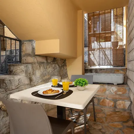 Apartman Penava, Private Beach, Pool And 7min To Trogir