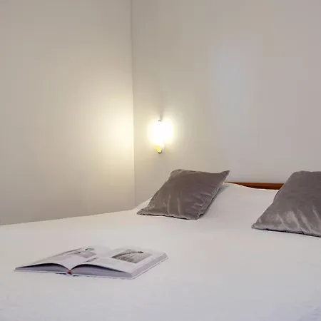 Penava, Private Beach, Pool And 7min To Trogir