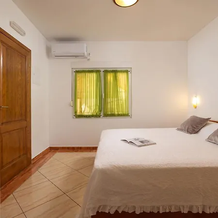 Penava, Private Beach, Pool And 7min To * Trogir