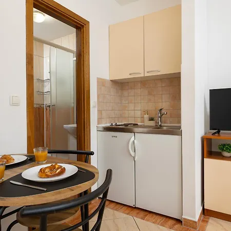 Penava, Private Beach, Pool And 7min To Apartment
