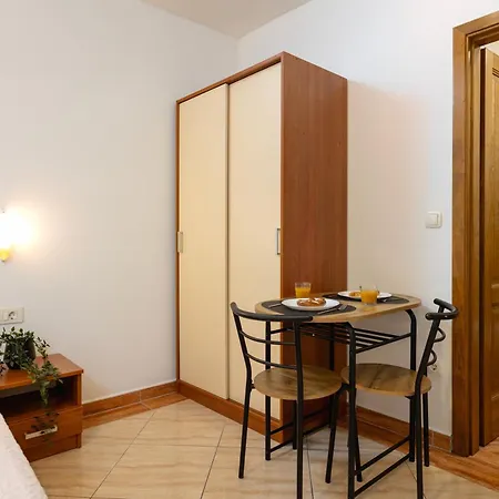 Penava, Private Beach, Pool And 7min To Apartman