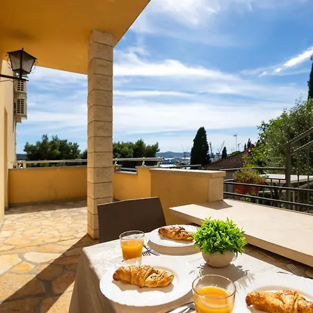 Penava, Private Beach, Pool And 7min To Apartman Trogir
