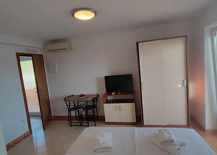 Penava, Private Beach, Pool And 7min To Trogir