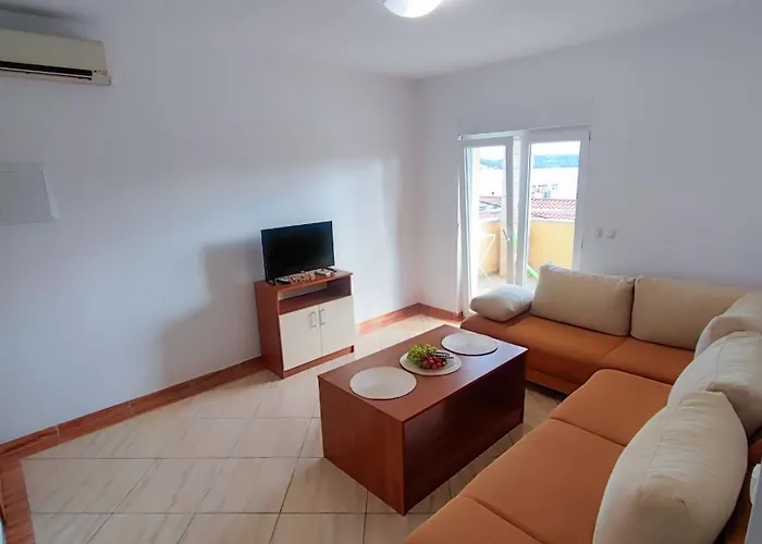 Penava, Private Beach, Pool And 7min To Trogir