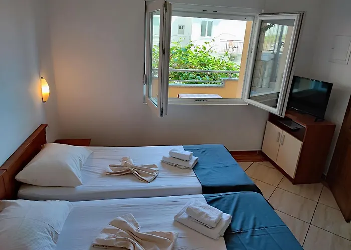 Penava, Private Beach, Pool And 7min To Apartman Trogir