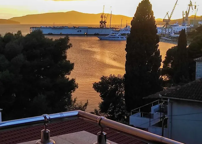 Penava, Private Beach, Pool And 7min To Apartman Trogir