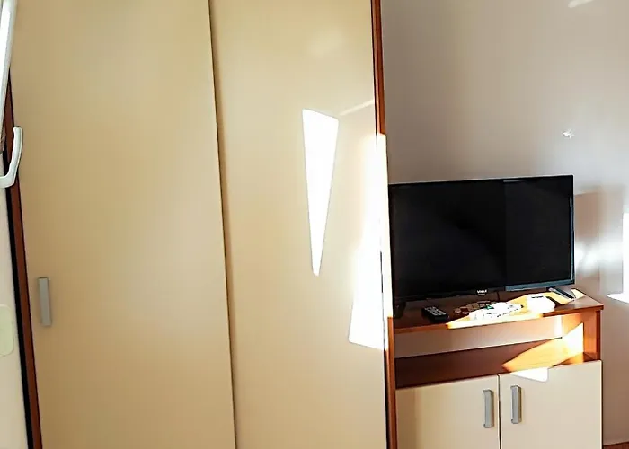 Apartman Penava, Private Beach, Pool And 7min To