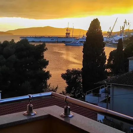 Penava, Private Beach, Pool And 7min To Апартаменты Трогир